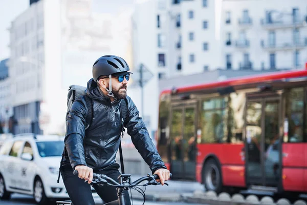 Correo masculino con paquetes de entrega de bicicletas en la ciudad. Copiar espacio . — Foto de Stock