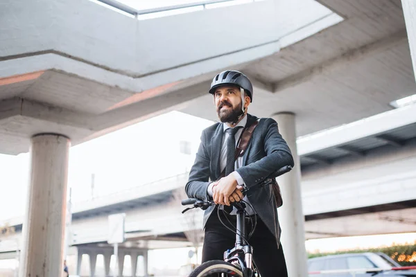 Hipster affärsman pendlare med elcykel reser hem från arbete i city. — Stockfoto