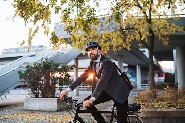 Hipster Viajero Negocios Con Bicicleta Eléctrica Viajando Casa Desde Trabajo —  Fotos de Stock