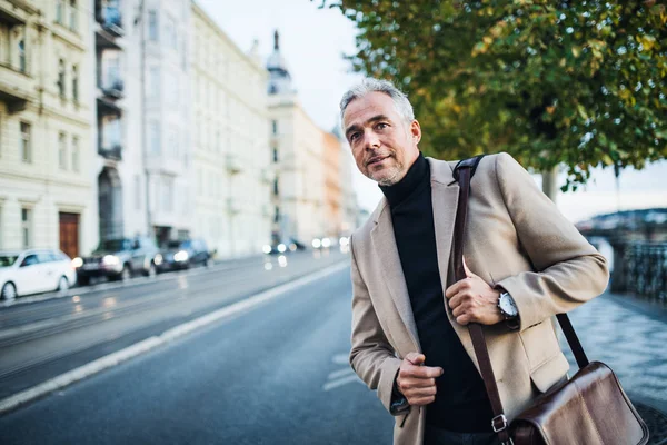 Uomo d'affari maturo in piedi per strada in città, in attesa di un taxi . — Foto Stock
