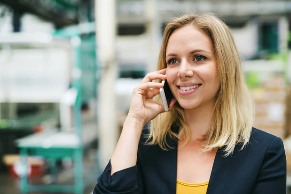A telefon gyári állandó ipari nő mérnök portréja. — Stock Fotó