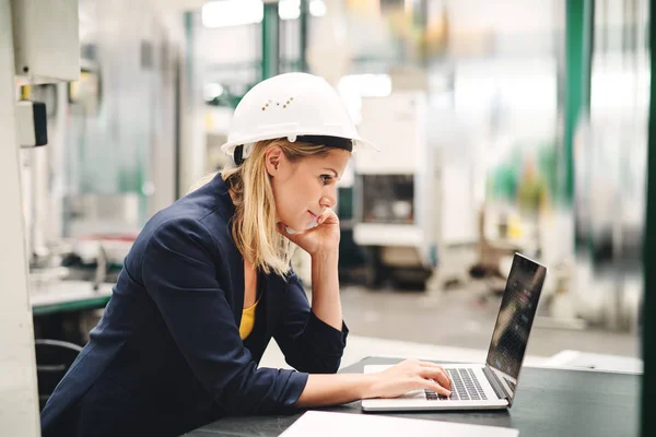Een Zijaanzicht Van Industriële Vrouw Ingenieur Een Fabriek Met Behulp — Stockfoto