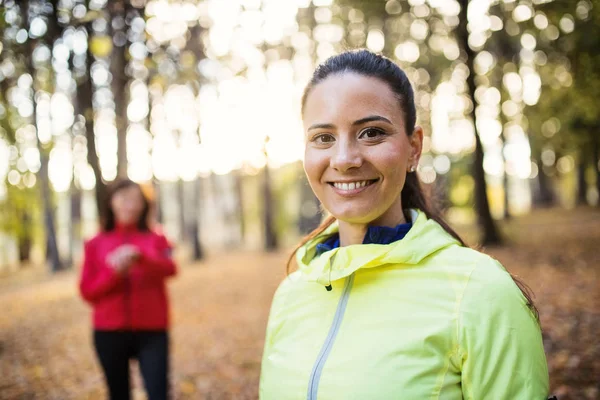 秋天大自然中站在户外的女跑步者的画像. — 图库照片