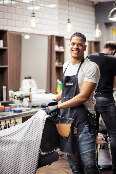 Молодой латиноамериканец и парикмахер стоит в парикмахерской . — стоковое фото