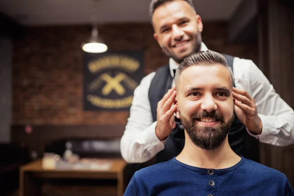 Hipster homem cliente visitando haidresser e cabeleireiro na barbearia. Espaço de cópia . — Fotografia de Stock