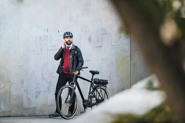 Бізнесмен-комп'ютер з велосипедом, що йде додому з роботи в місті, використовуючи смартфон . — стокове фото