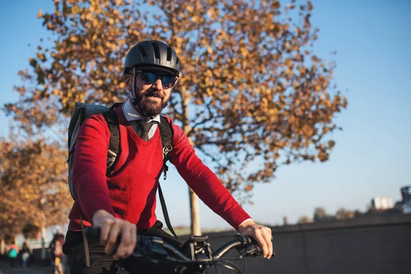Хіпстерський бізнесмен-комісар з велосипедами, що подорожують працювати в місті . — стокове фото