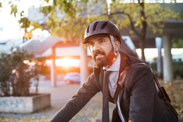 Hipster işadamı Banliyö Bisiklet eve işten City seyahat ile. — Stok fotoğraf