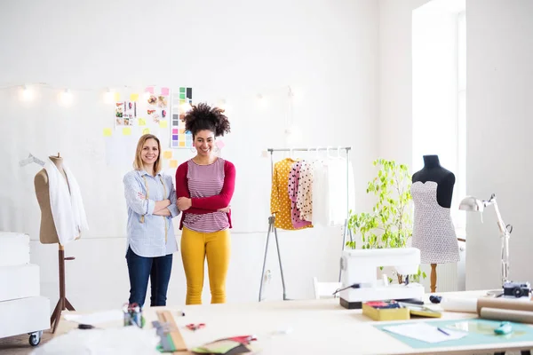 Mujeres jóvenes creativas en un estudio, negocio de startups . —  Fotos de Stock