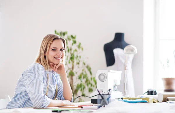 Junge kreative Frau in einem Atelier, Start-up-Unternehmen. — Stockfoto