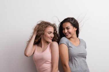 Birbirine bakarak stüdyo, genç güzel kadın.