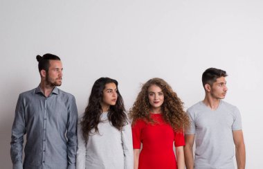 Portre kalabalık konseptinden genç grup arkadaş bir stüdyoda, öne.
