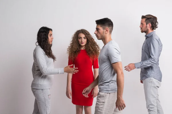 Junge Gruppe von Freunden in einem Atelier, heben sich vom Konzept der Masse ab. — Stockfoto