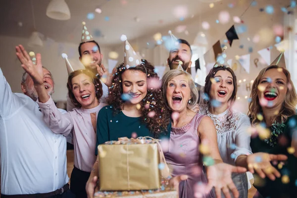 A portrait of multigeneration family with presents on a indoor birthday party. — Stock Photo, Image