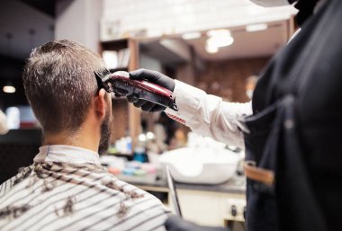 Hipster adam istemci haidresser ve kuaförü kuaför dükkanı ziyaret.