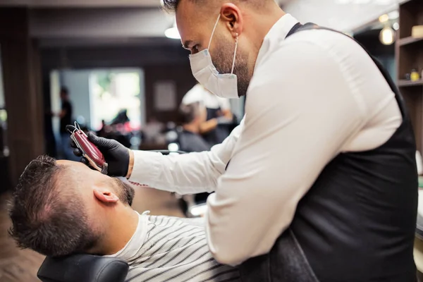 Hipster człowiek klient odwiedzając haidresser i fryzjerka w fryzjera. — Zdjęcie stockowe