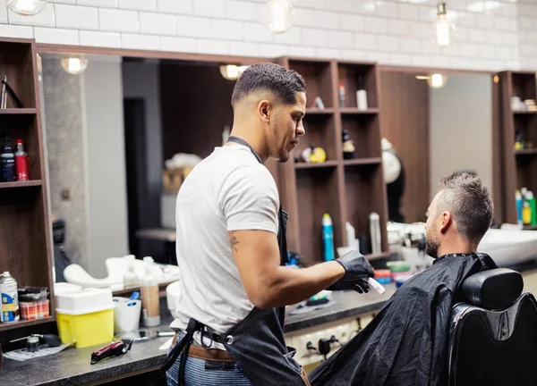 Задний вид человека клиента, посещающего парикмахерскую и парикмахерскую . — стоковое фото