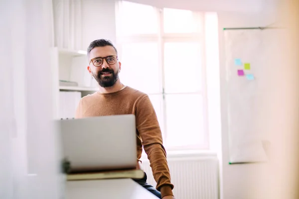 Dojrzałe hipster biznesmen z laptopa, praca w nowoczesnym biurze. — Zdjęcie stockowe