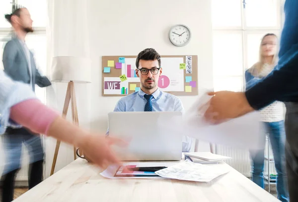 Jonge ondernemers in een modern kantoor, bijeenkomst. Bewegingsonscherpte. — Stockfoto