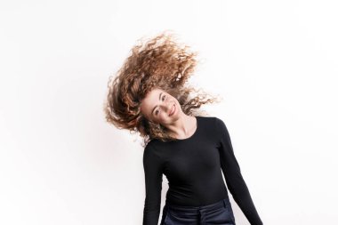 Mutlu bir güzel genç kadın Studio, saçlarında Rüzgar.