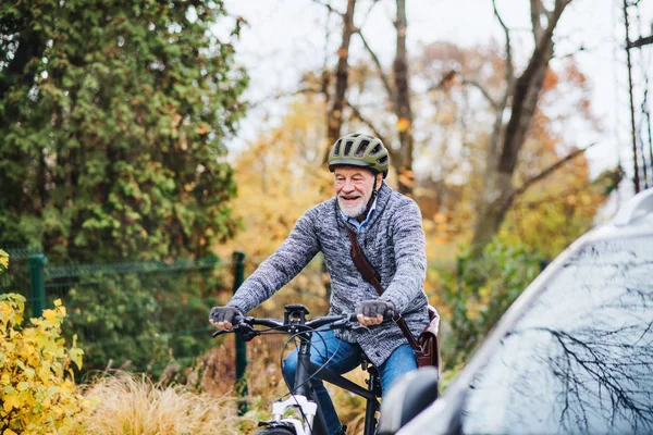 公園で屋外サイクリング electrobike でアクティブな年配の男性. — ストック写真