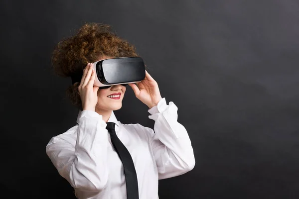 Retrato de una joven con gafas de realidad virtual en un estudio . —  Fotos de Stock