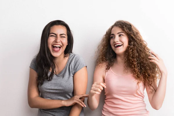 Jovens mulheres bonitas em um estúdio, rindo . — Fotografia de Stock