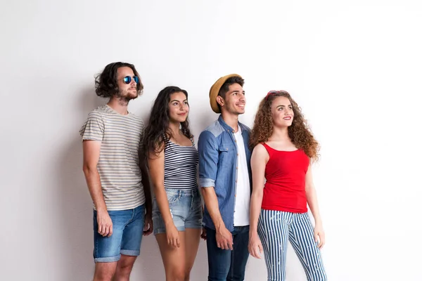 Retrato de jovem grupo alegre de amigos de pé em um estúdio . — Fotografia de Stock