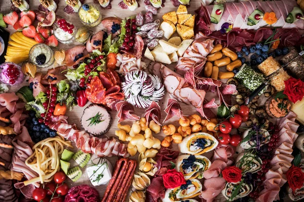 Вид зверху на різні продукти харчування та закуски на підносі на критій вечірці, холодний шведський стіл . — стокове фото