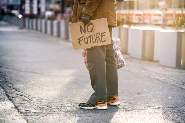 Посредник бездомного нищего, стоящего на улице на дороге с сумкой в руках. Копирование пространства . — стоковое фото