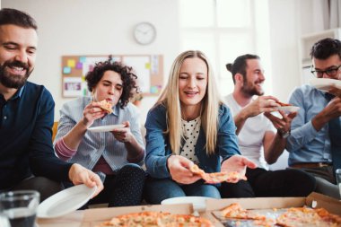 Modern bir ofiste yemek pizza ile Genç İşadamları grubu.