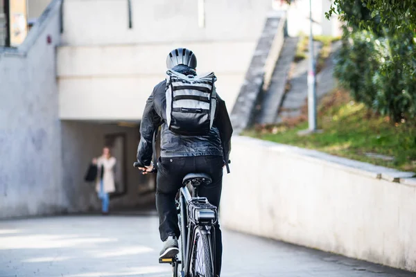 Şehirde paketleri teslim erkek Bisiklet kurye dikiz. Kopya alanı. — Stok fotoğraf