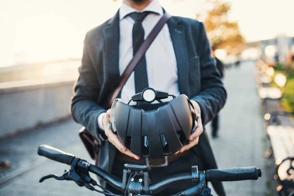 Midsection do comutador do homem de negócios com bicicleta elétrica que viaja do trabalho na cidade . — Fotografia de Stock