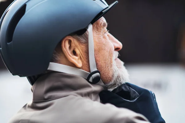 Primer Plano Hombre Mayor Activo Parado Aire Libre Ciudad Poniéndose —  Fotos de Stock