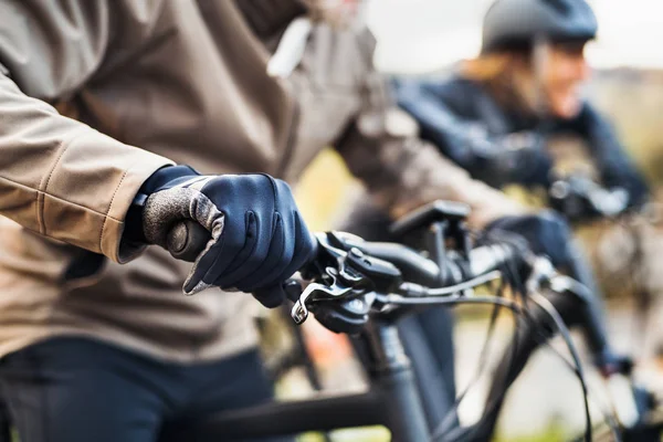 Bránice aktivní starší pár s electrobikes na kole v přírodě. — Stock fotografie