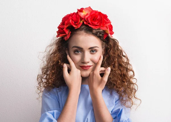 Una vista frontale di giovane bella donna con fascia fiore rosso . — Foto Stock
