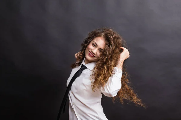 Jovem bela mulher feliz em estúdio, vestindo camisa branca e gravata preta . — Fotografia de Stock