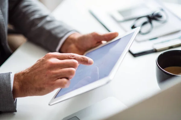 Een buik van zakenman zitten aan de tafel, met behulp van Tablet PC. Kopiëren van ruimte. — Stockfoto