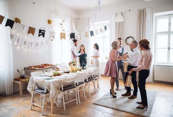 Multigeneration familie met presenteert op een indoor verjaardagsfeest. — Stockfoto