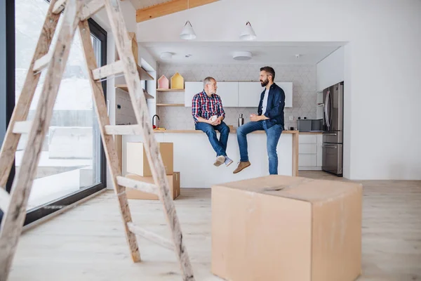 Un homme mûr avec son père aîné ameublement nouvelle maison, un nouveau concept de maison . — Photo