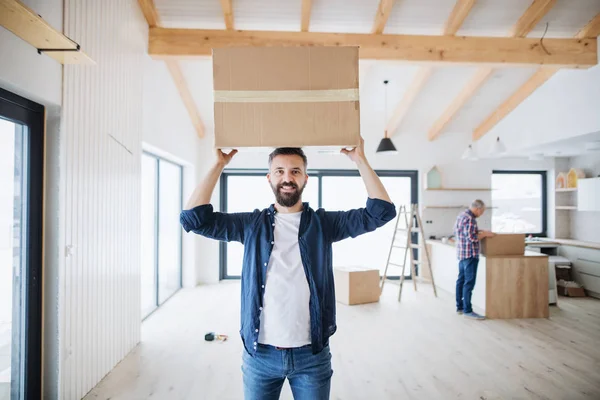 Un homme mûr avec son père aîné ameublement nouvelle maison, un nouveau concept de maison . — Photo