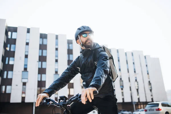 Mężczyzna kuriera z roweru i okulary przeciwsłoneczne, dostarczanie przesyłek, w mieście. — Zdjęcie stockowe