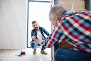 Üst düzey bir adam oğlu yeni ev, yeni bir ev concept mobilya ile yardım.
