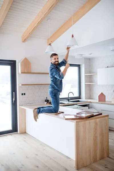 Un hombre maduro amueblando una casa nueva, un nuevo concepto de hogar . —  Fotos de Stock