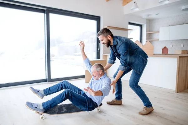 Dois homens se divertindo ao mobiliar casa nova, um novo conceito de casa . — Fotografia de Stock