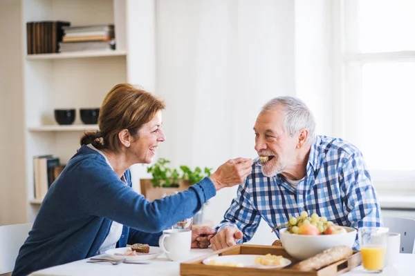 Glad Senior Paret Som Sitter Vid Bordet Hemma Äter Frukost — Stockfoto