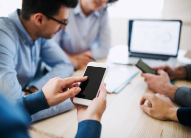 Ofiste toplantısı smartphone ile Genç İşadamları grubu. Kopya alanı.