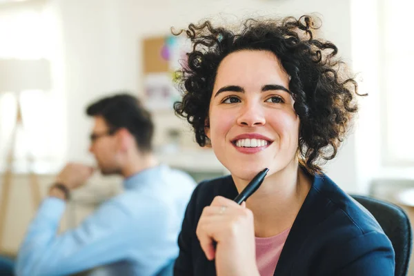 Ritratto di una giovane donna d'affari con colleghi in un ufficio moderno . — Foto Stock