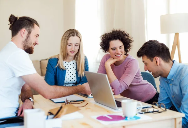 Gruppen av unga företagare med laptop som arbetar i ett modernt kontor. — Stockfoto