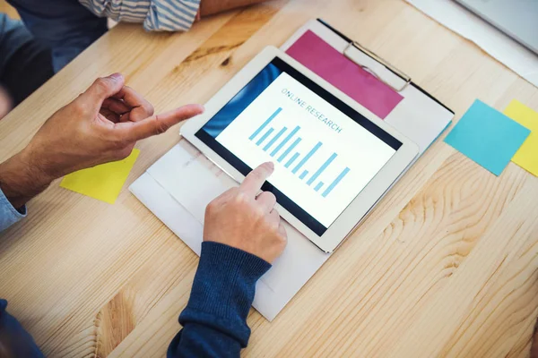 Grupo de empresarios con tableta trabajando juntos en oficina, sección media . — Foto de Stock